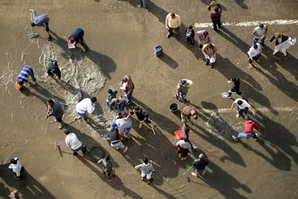 :Volunteers-work-to-clear--008.jpg